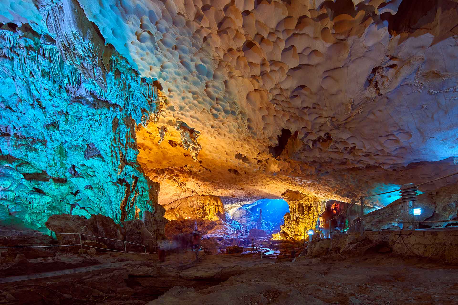 Sung Sot (Surprise) Cave