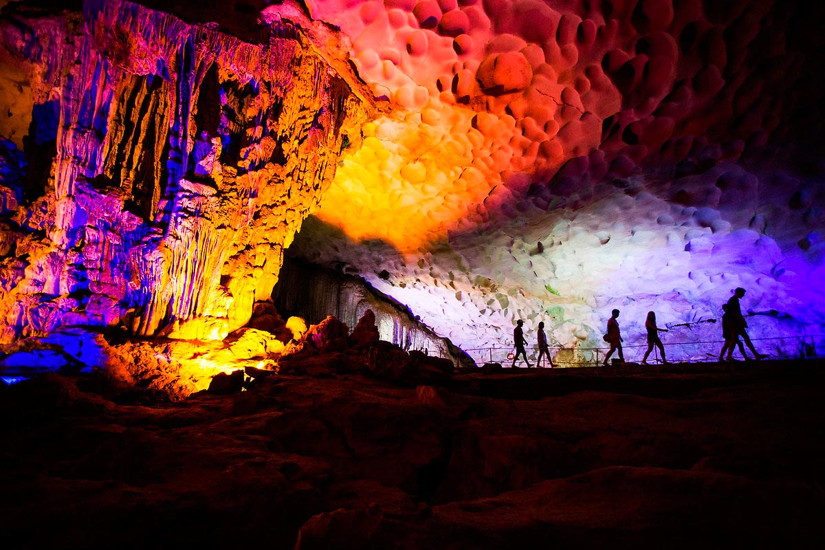Sung Sot (Surprise) Cave