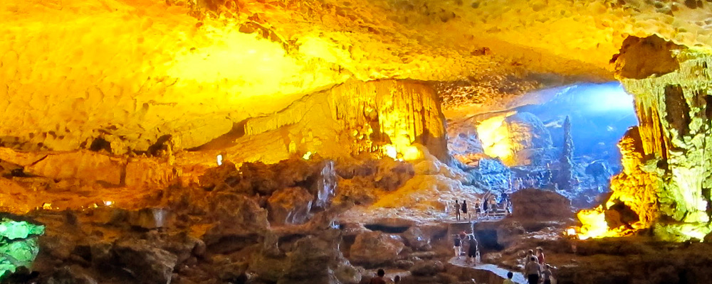 Sung Sot (Surprise) Cave
