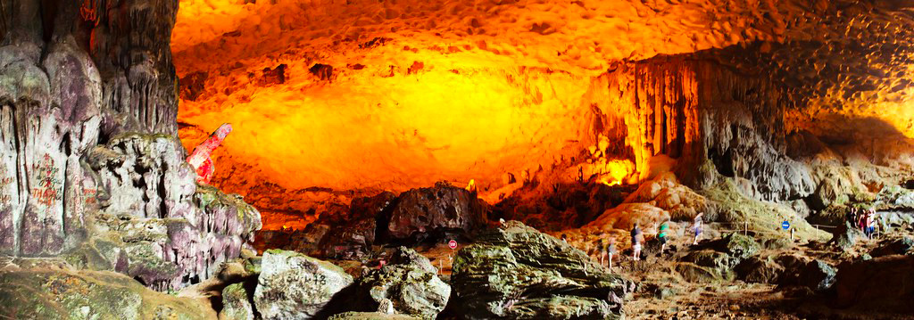 Sung Sot (Surprise) Cave